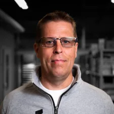 Kimmo Salonen Oro Urakointi paidassa.