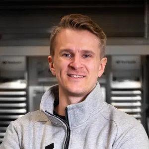 Samuli Salonen Oro Urakointi paidassa.