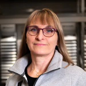 Tiina Björk Oro Urakointi paidassa.