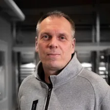 Timo Nurminen Oro Urakointi paidassa.